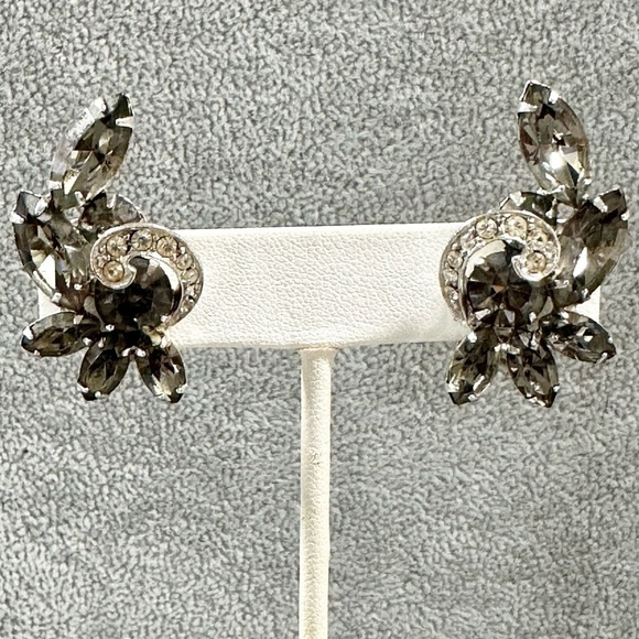 Vintage Signed Weiss Smokey Gray and Clear Rhinestone Prong Clip On Earrings - Picture 1 of 5